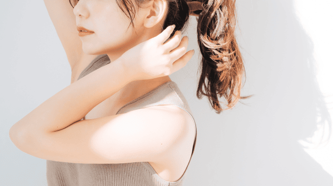 髪をかきあげる女性