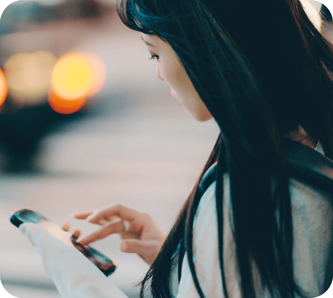 スマートフォンを操作する女性